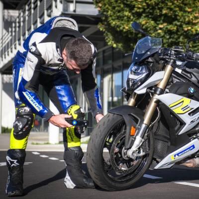 Michelin MC34648 Şarjlı Li-ion 150 PSI Taşınabilir Dijital Basınç Göstergeli Led Aydınlatmalı Lastik Şişirme Pompası - 5