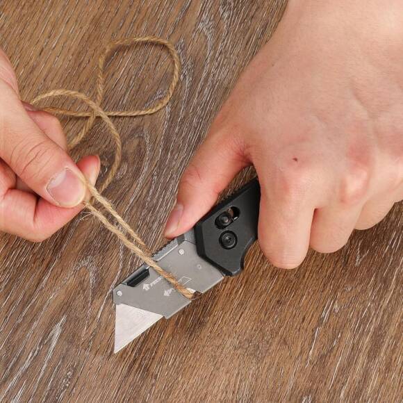 WORKPRO WP211035 Ağır Hizmet Çelik/Ahşap Gövde Katlanır Rötuş Maket Bıçağı + 11 Adet Yedek Bıçak - 4